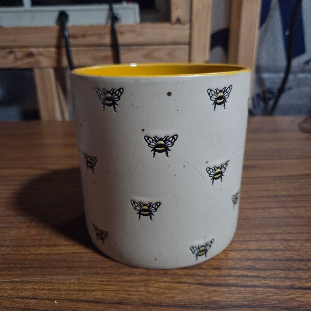 InHomestylez Bumblebee Ceramic Planter Pot Cream Yellow Debossed Bee 4.5 inch